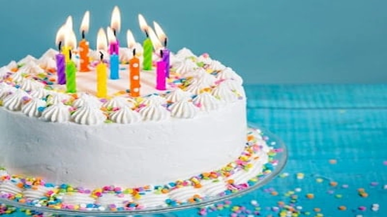 صورة تهنئة عيد ميلاد باسم عائشة