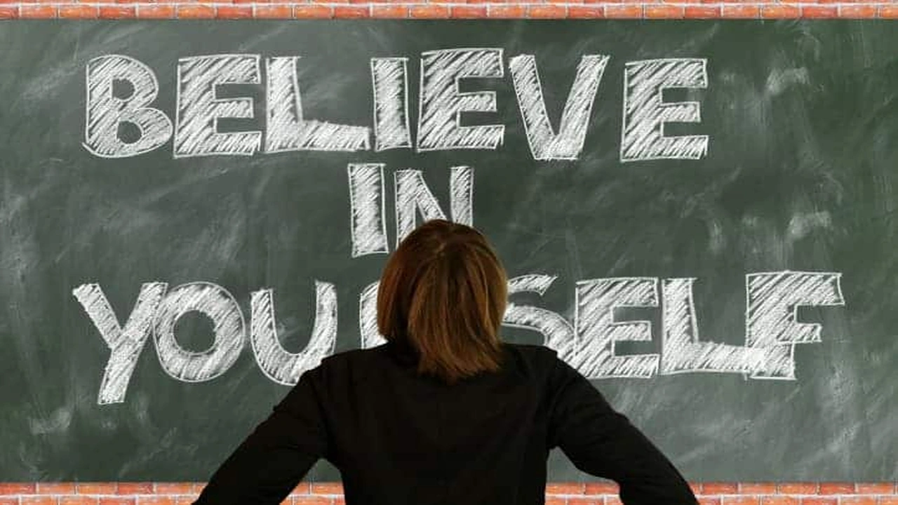 صورة جمل بالانجليزي عن الثقه بالنفس