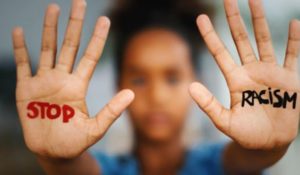 رد على شخص عنصري