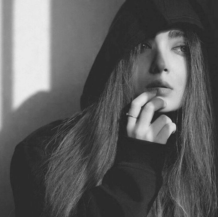 صور بنات انستا ابيض واسود