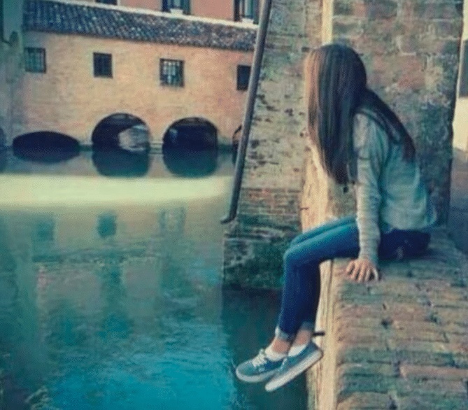 صور بنات حزينه 2024