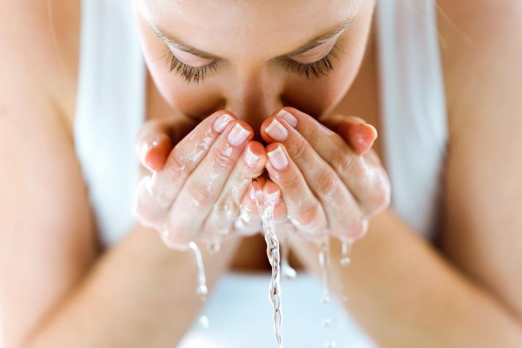 طرق تنظيف البشرة وتفتيحها
