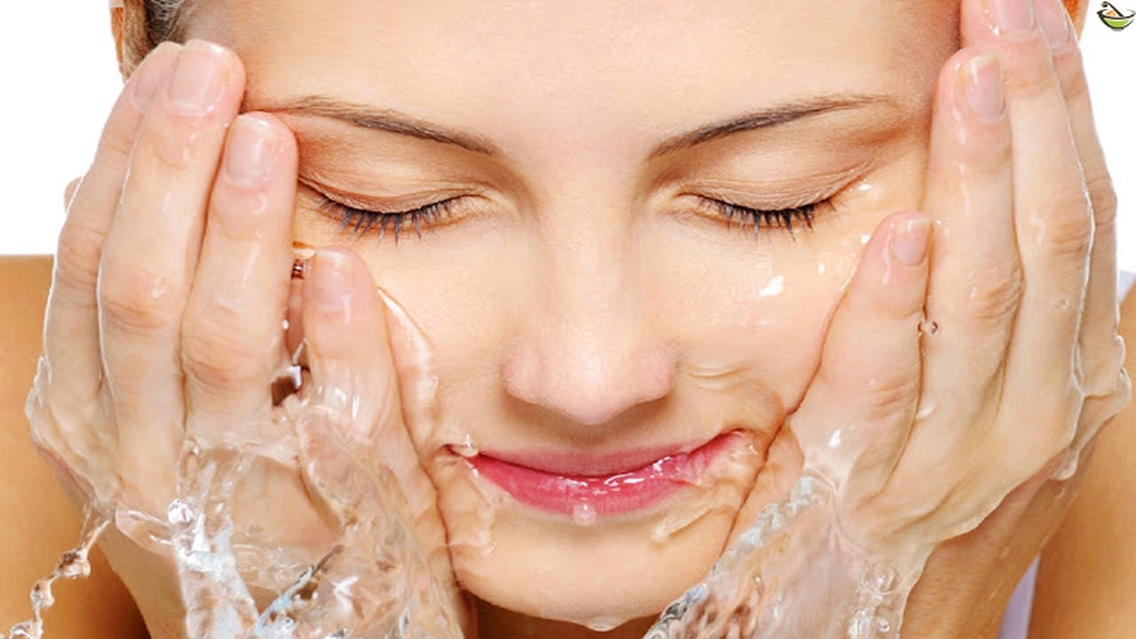 صورة طرق تنظيف البشرة وتفتيحها