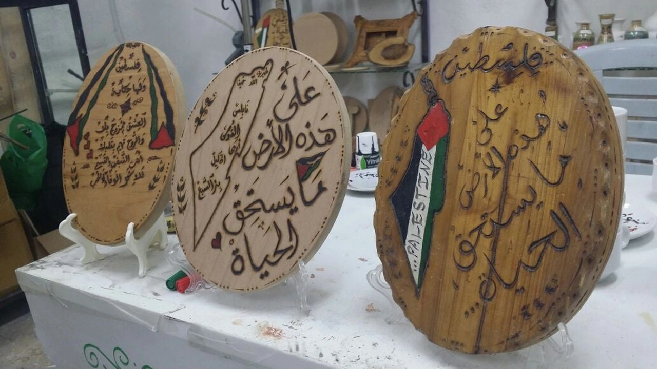 صورة عبارات تكتب على الخشب