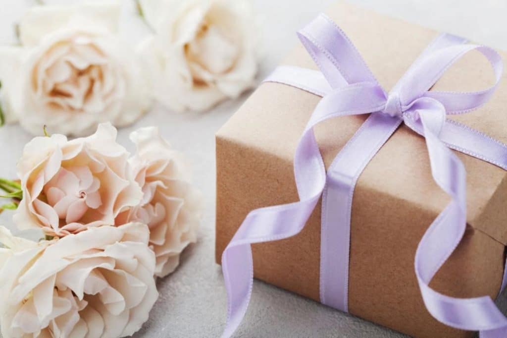 عبارات تكتب على الهدايا للاخت