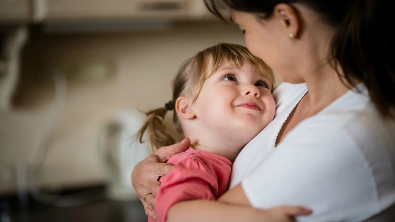 صورة عبارات عن حب الام لابنتها