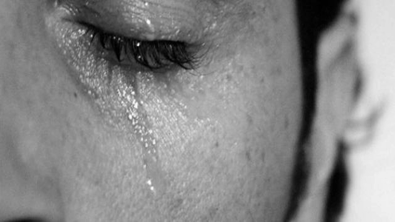 صورة عبارات عن سقوط الدموع