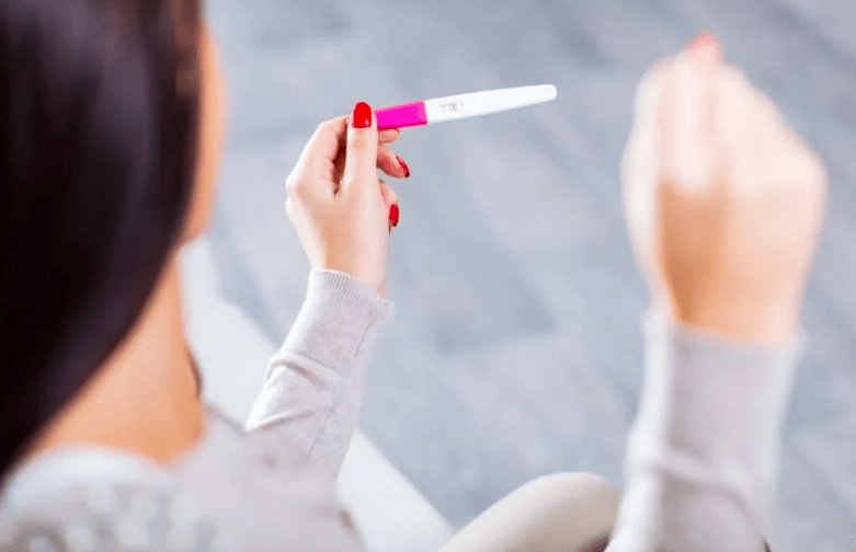 علامات الحمل مع نزول الدورة الشهرية