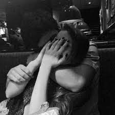 غزل عن العناق