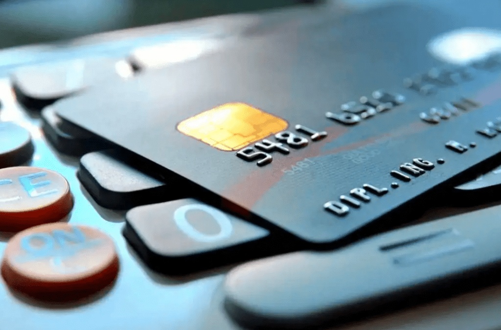 فتح حساب بنكي بدون حد أدنى في الإمارات