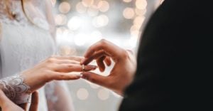 قصة حب مؤلمة جداً : أصعب فراق وعذاب عاشه هذا الزوج بعد وداع زوجته 