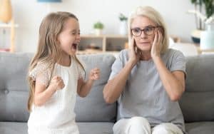 كيف اتعامل مع الطفل العنيد