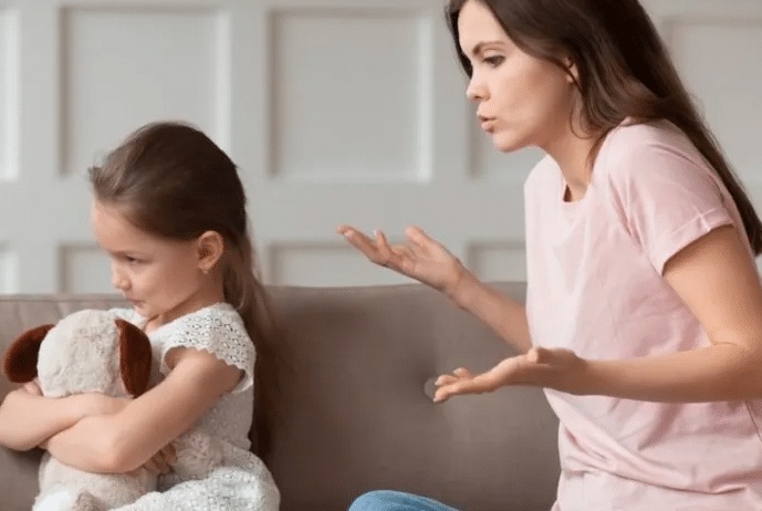 كيف اتعامل مع الطفل العنيد