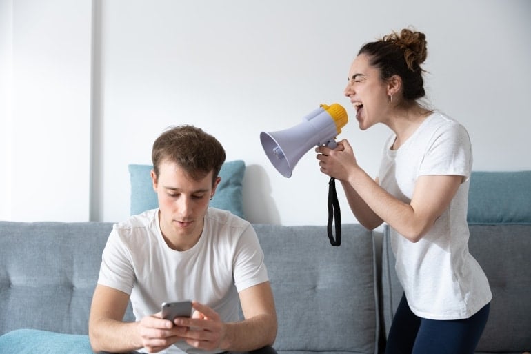 كيف اتعامل مع شخص يتجاهلني