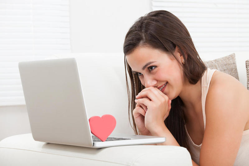 كيف اعرف أنه يحبني من كلامه في الفيس بوك