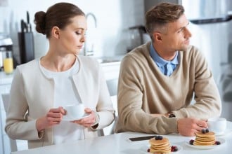 كيف اعرف ان الشخص يحبني بس يكابر