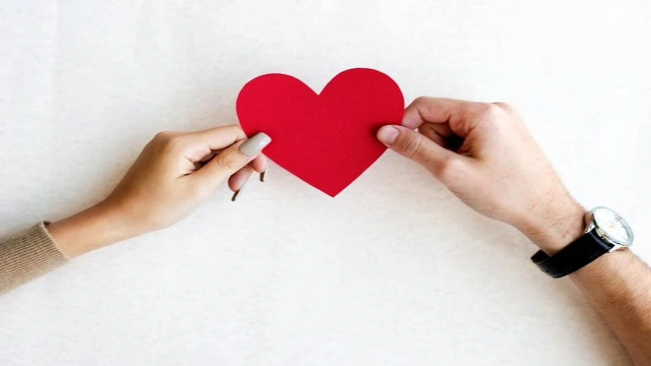 صورة كيف اعرف انه يحبني