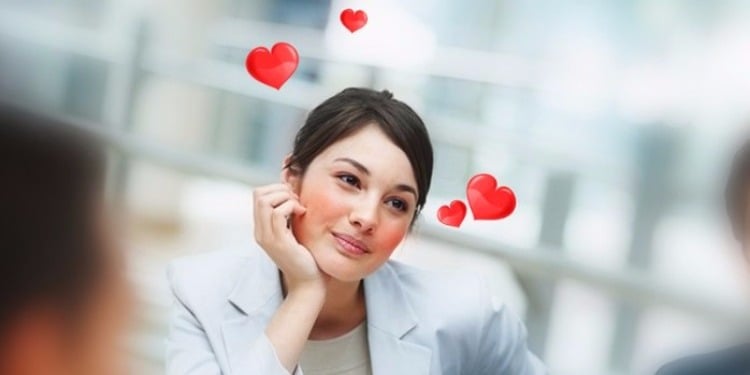 كيف اعرف انها تحبني عبر الهاتف