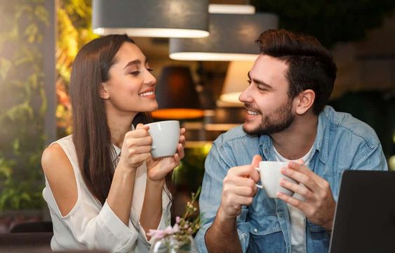 كيف تبدأ محادثة مع شخص تحبه