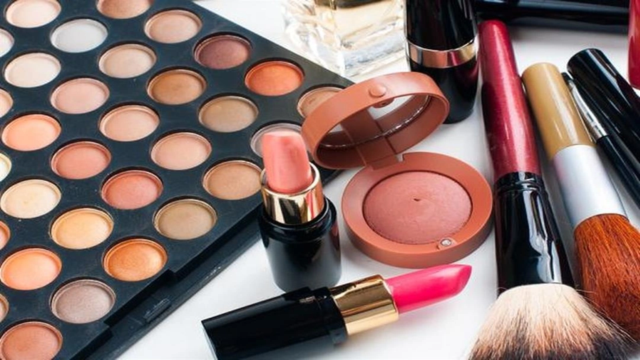 صورة كيف تتجنب خطر المكياج؟ 