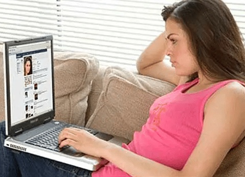 كيف تتحدث مع فتاة لأول مرة