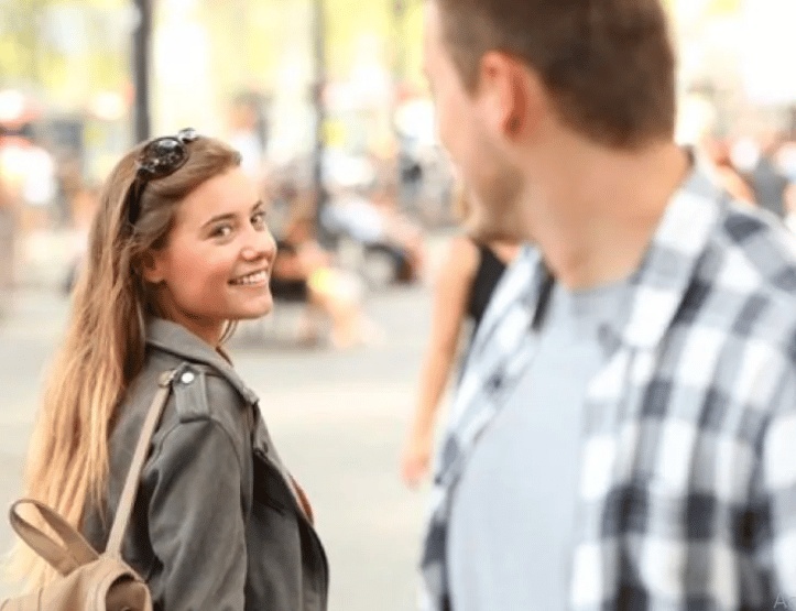 كيف تتحدث مع فتاة لأول مرة