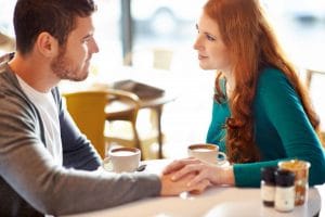 كيف تعلم أن الفتاة تحبك
