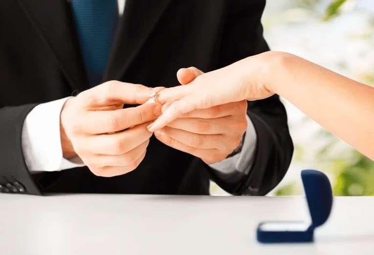كيف تعلم أن الفتاة تحبك