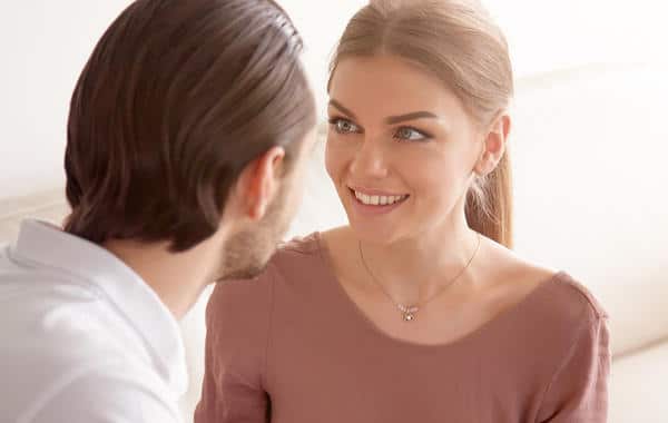 كيف تعلم أن الفتاة تحبك
