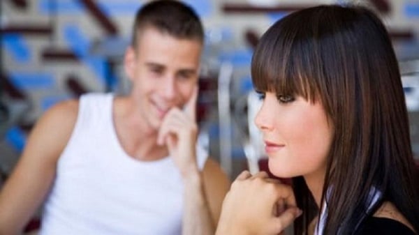 كيف تعلم أن الفتاة تحبك