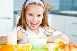 كيف ينبغي للآباء تنظيم عادات الأكل لدى أطفال التوحد 