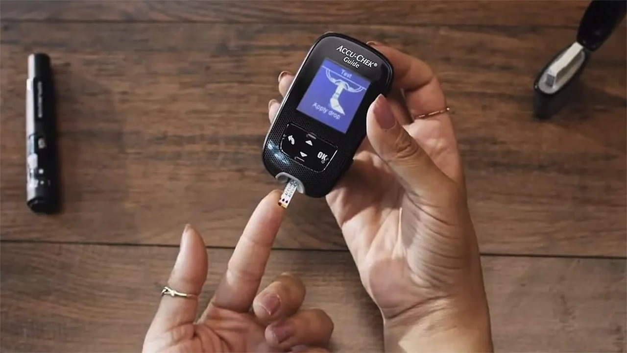 صورة كيفية استخدام accu-chek