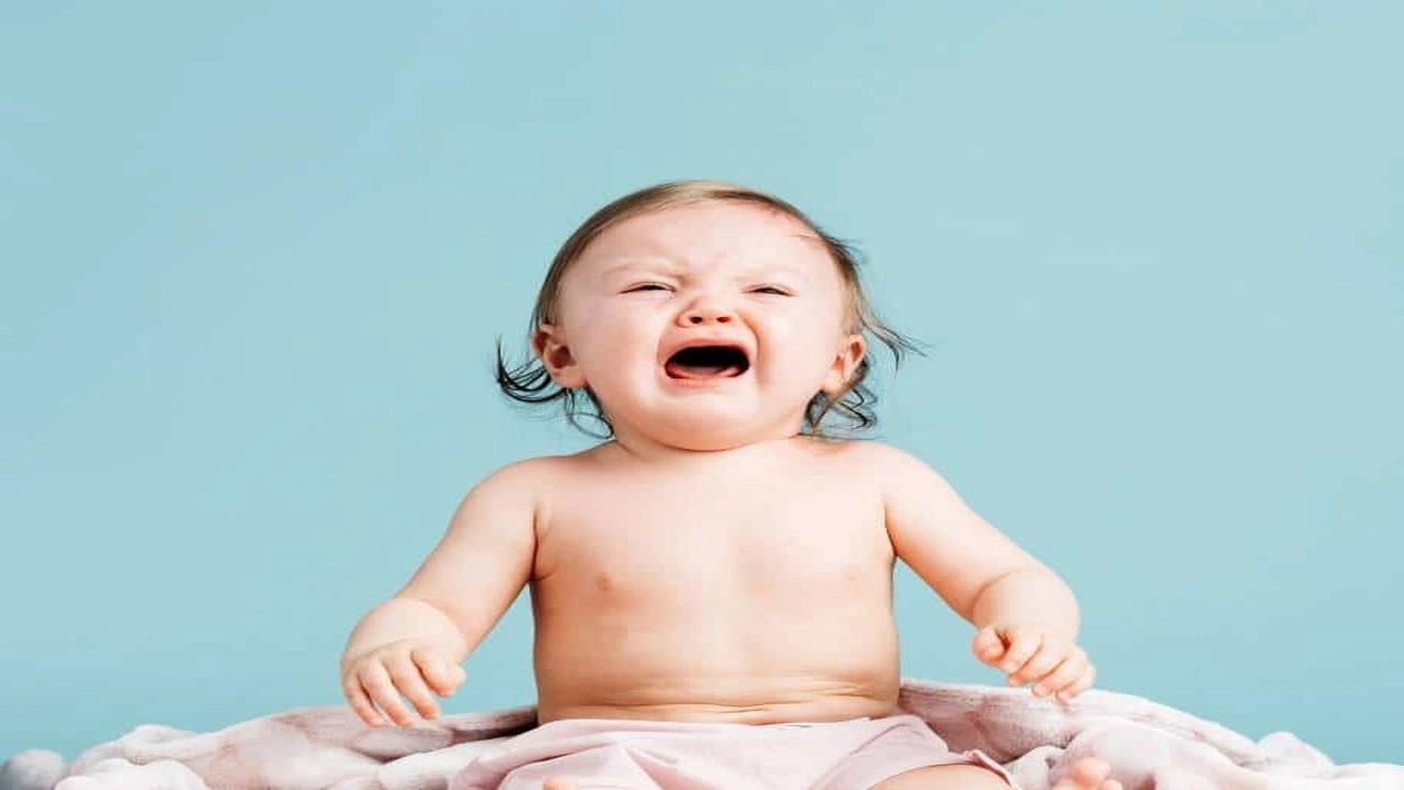 صورة ما سبب بكاء الطفل بدون سبب