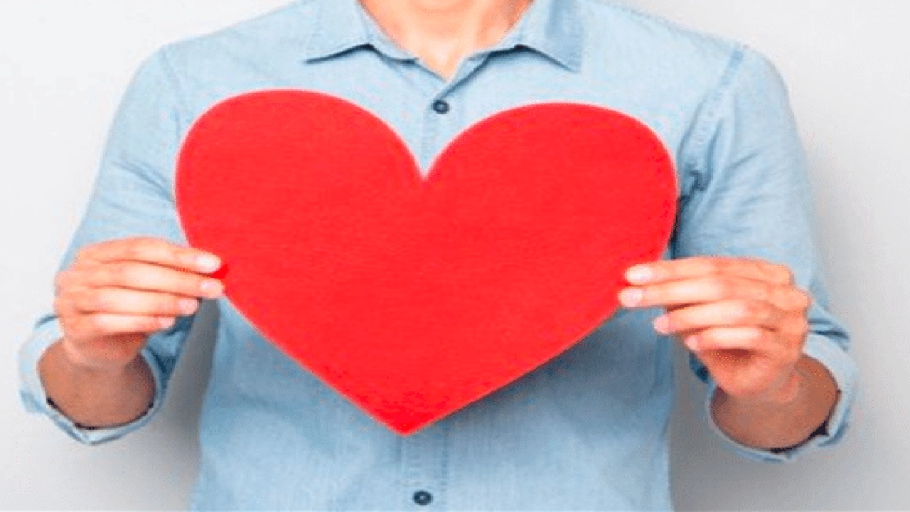 صورة ماهي أقوى علامات الحب عند الرجل