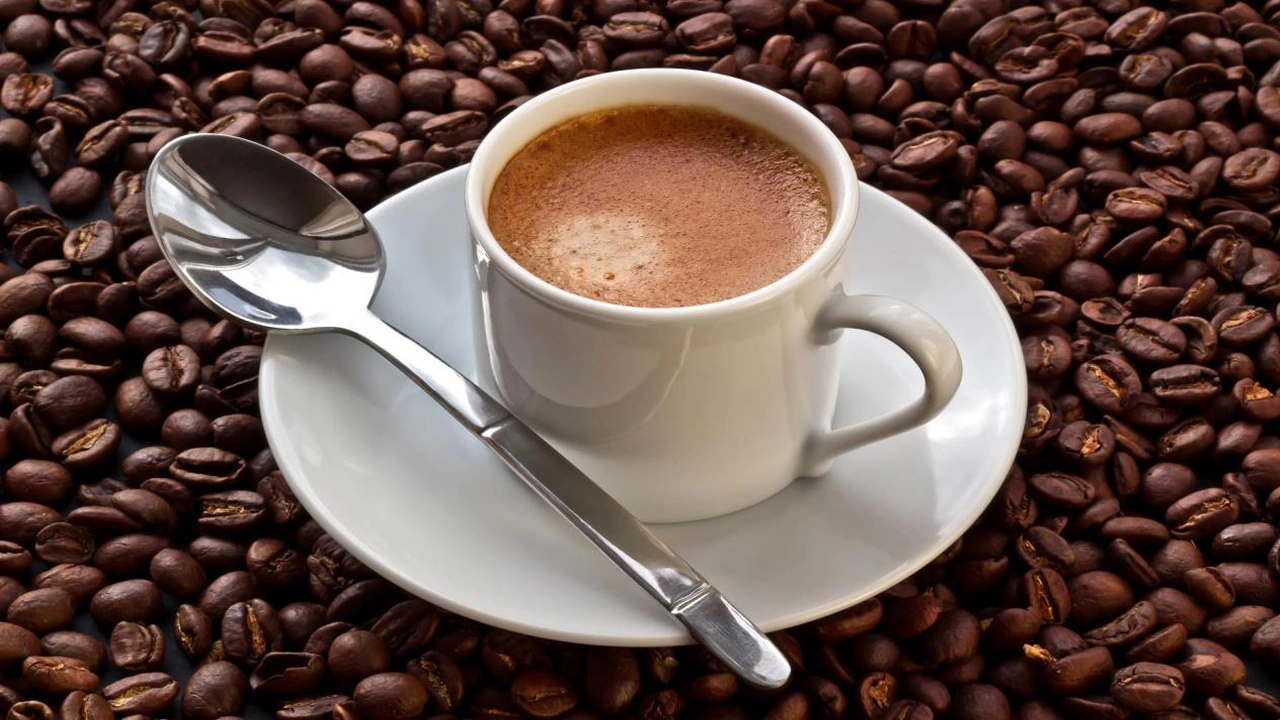 صورة مخاطر شرب القهوة بكثرة والسبب الخفي للتعب