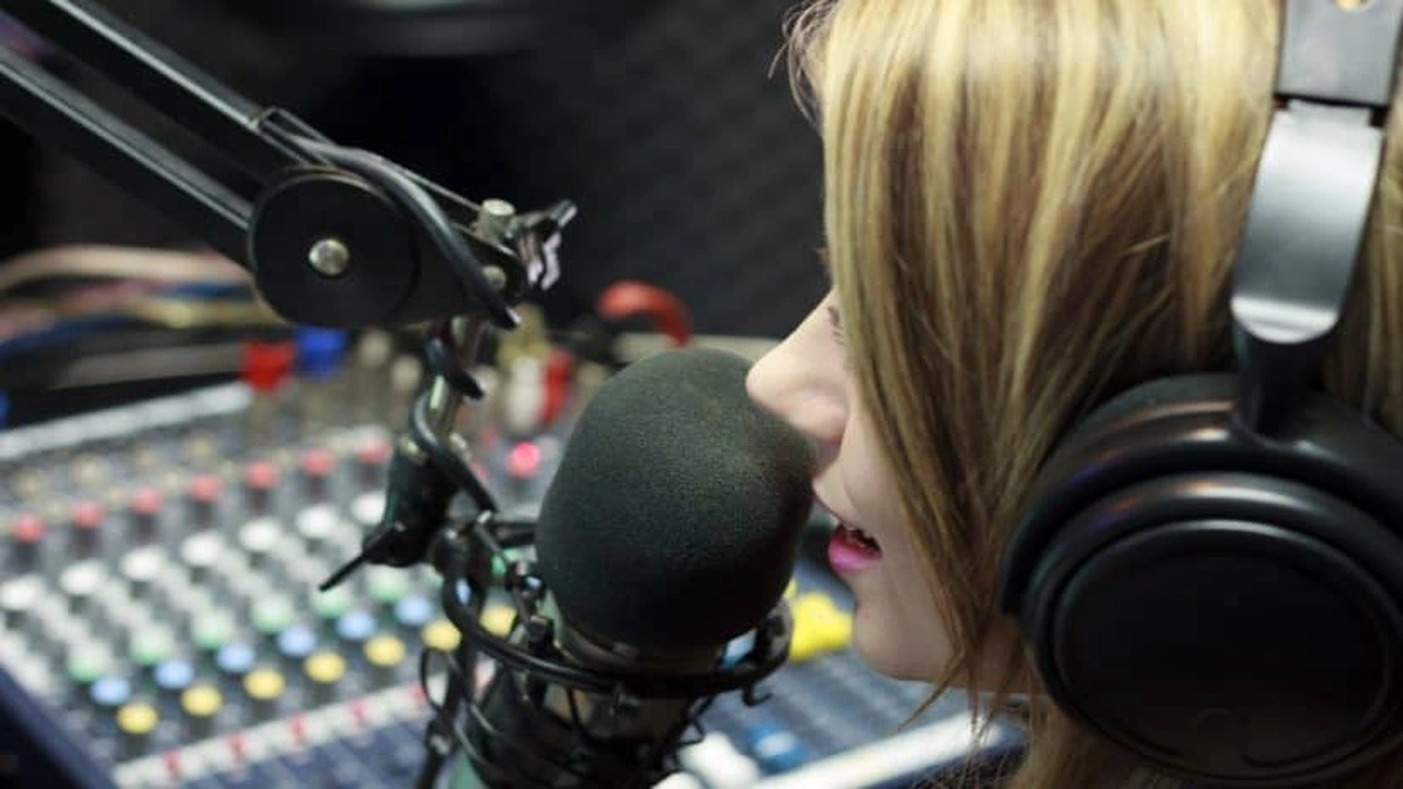 صورة مقدمة اذاعة مدرسية