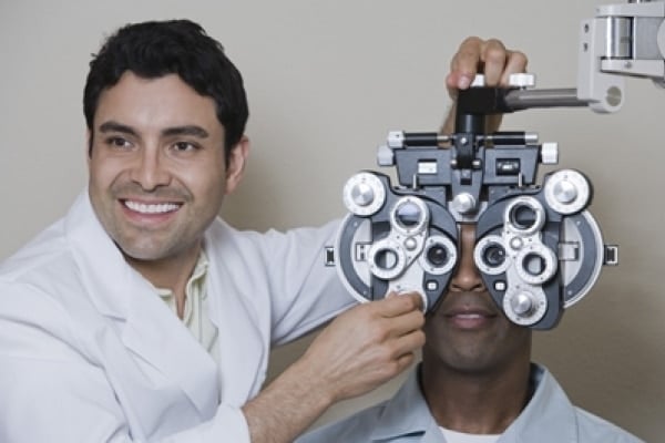 مميزات وعيوب تخصص طب العيون
