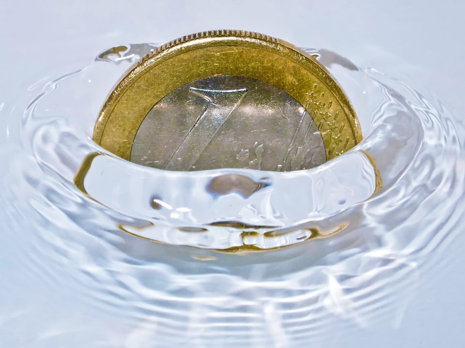 مميزات وعيوب تعويم العملة