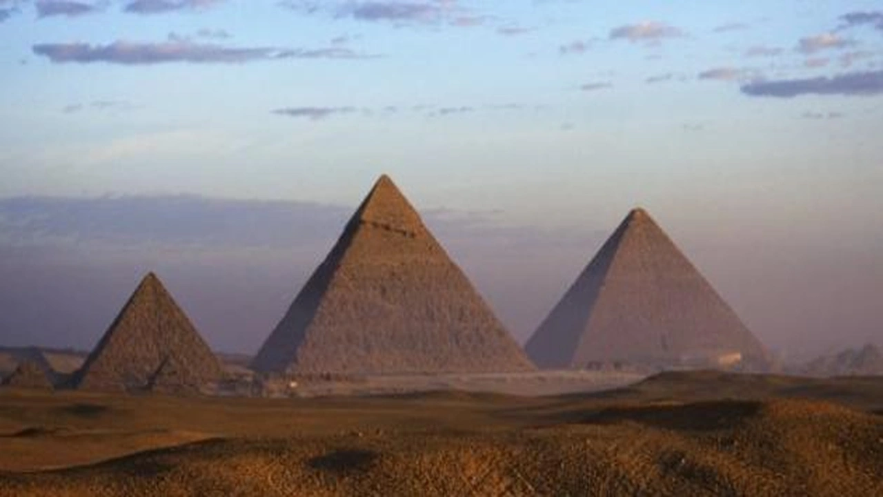 صورة موضوع تعبير بالانجليزي عن الاهرامات