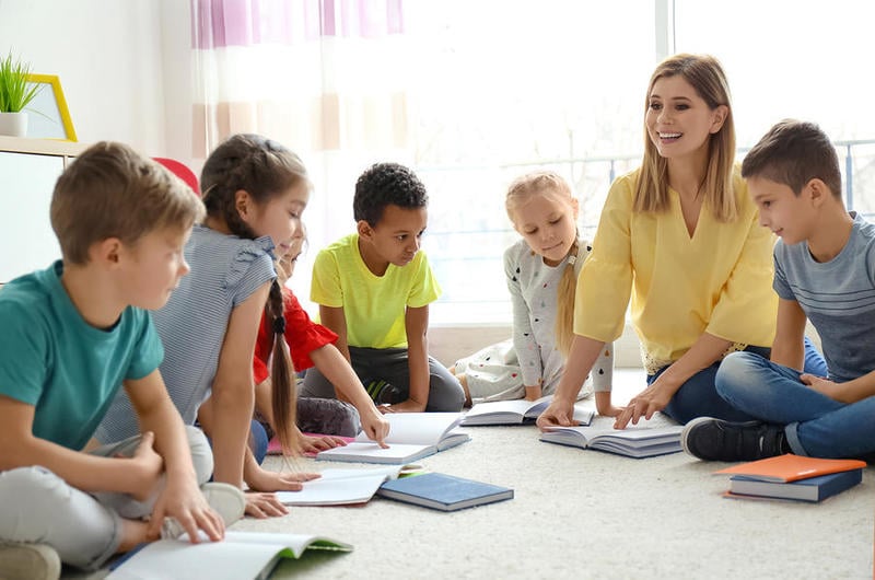 موضوع تعبير باللغة الانجليزية عن المعلم