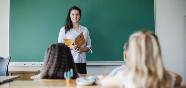 موضوع تعبير باللغة الانجليزية عن المعلم