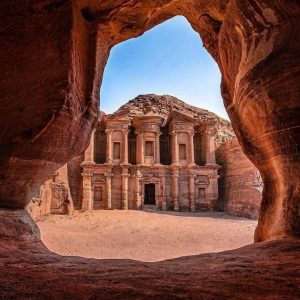 موضوع تعبير عن العادات والتقاليد في الاردن بالانجليزي