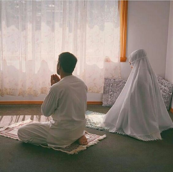 هل يجوز للزوجة ان تصلي بجانب زوجها